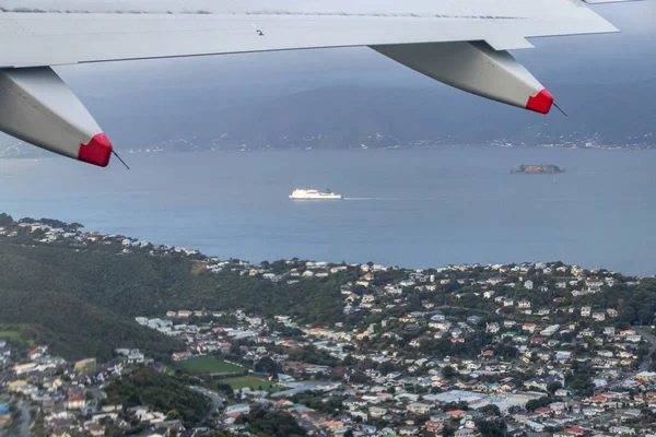 Wellington City ve Harbour 'un, Somes Adası ve Interlander Feribotu' nun da dahil olduğu bir uçak penceresinden izlenen hava görüntüsü.. 
