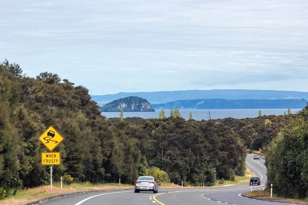 Taupo Nowa Zelandia Październik 2022 Samochody Poruszające Się Wzdłuż Wulkanicznej — Zdjęcie stockowe