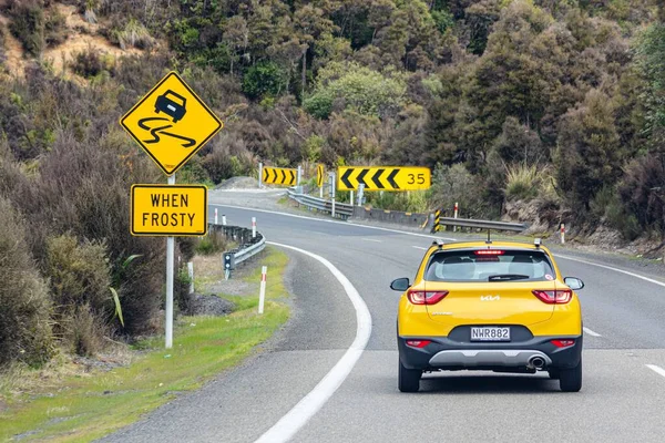 Rangipo Çölü, Yeni Zelanda - 25 Ekim 2022: Çöldeki yol işaretleri yollardaki don ve keskin virajlardan dolayı tehlikeli sürüş koşulları ve hız sınırlamaları hakkında uyarı. 