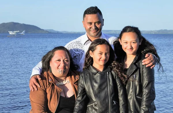 Porträtt Ung Maori Familj Tas Utomhus Stockfoto