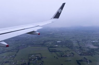 Christchurch, Yeni Zelanda - 29 Nisan 2023: Wellington ve Christchurch arasında uçan Yeni Zelanda Hava Yollarından Canterbury 'nin havadan görünüşü. 