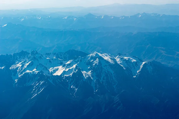비행기를 뉴질랜드 상공을 날다가 이쿠라 산맥을 공중에서 내려다본 — 스톡 사진