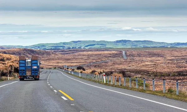 Rangipo Çölü, Yeni Zelanda - 25 Ekim 2022: Rangipo Çölü 'nden geçen bir kamyon. Çöl, sadece bir mühürlü yol ile ikiye ayrılır. 1. Eyalet Otoyolu 'nun Çöl Yolu olarak bilinen bir bölümü..
