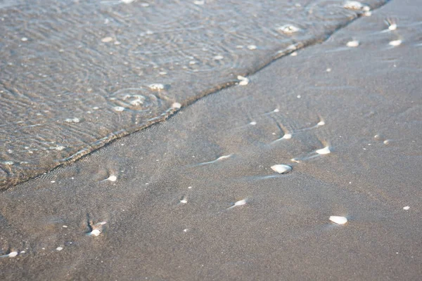 Крупный План Плавных Волн Достигающих Берега Моря Песчаном Пляже — стоковое фото