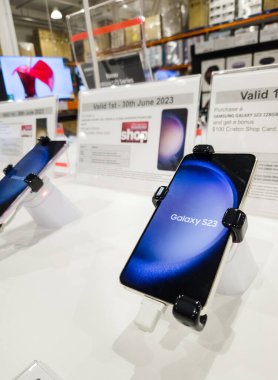 Auckland, Yeni Zelanda - 30 Haziran 2023: Samsung Galaxy S23 Android akıllı telefonu Costco 'da satışa sunuldu.