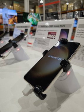 Auckland, Yeni Zelanda - 30 Haziran 2023: Samsung Galaxy S23 Android akıllı telefonu Costco 'da satışa sunuldu.