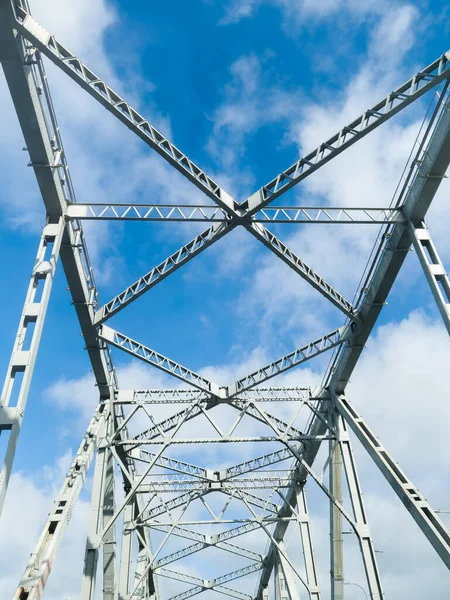 Zbliżenie Szczegółowego Obrazu Patrzącego Górę Stalową Konstrukcję Mostu — Zdjęcie stockowe