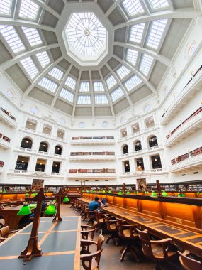 Victoria Devlet Kütüphanesi 'nin içinde. 1854 yılında Melbourne Halk Kütüphanesi olarak kurulmuş olup Avustralya 'nın en eski kütüphanesidir.. 