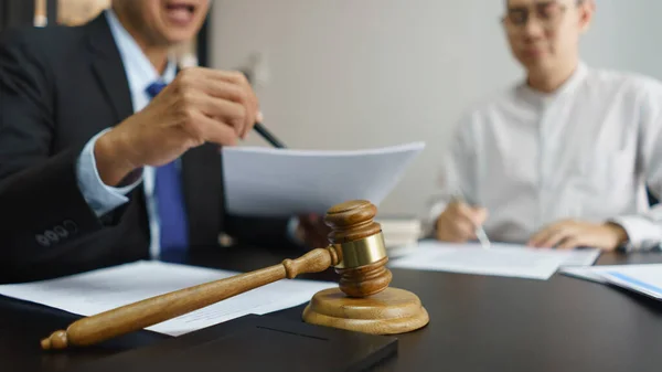 Lawyer Legal Concept Businessman Signs Contract Senior Lawyer Explains Details — Zdjęcie stockowe
