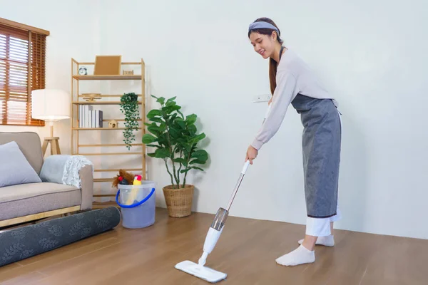 Концепція Домогосподарства Housemaid Використовує Мопед Обтирання Очищення Пилу Підлозі Вітальні — стокове фото