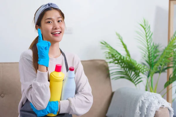 Koncepcja Higieny Sprzątania Pokojówka Robi Kciuki Górę Trzymając Roztwór Sprzątania — Zdjęcie stockowe