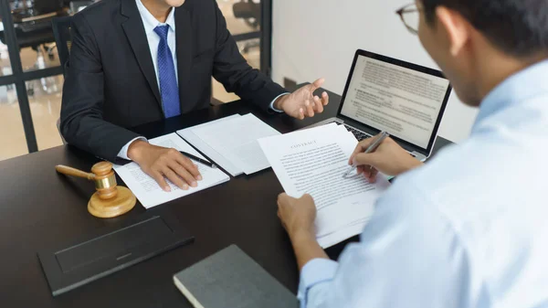 Lawyer Legal Concept Businessman Takes Notes Senior Lawyer Explains Details — Foto de Stock