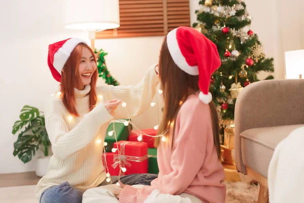 Concept Célébration Noël Jeune Femme Asiatique Chapeau Santa Décorer Les — Photo