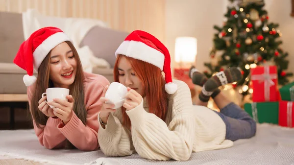 Concept Célébration Noël Deux Belles Femmes Santa Chapeau Couché Sur — Photo