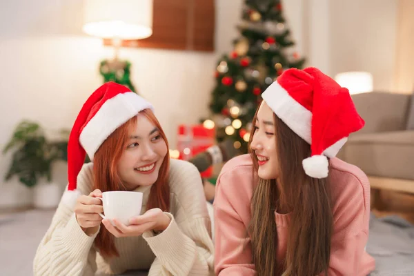 Conceito Celebração Natal Duas Mulheres Deitadas Chão Para Beber Café — Fotografia de Stock