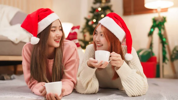 Karácsonyi Koncepció Két Tartja Kávéscsészét Beszélgetnek Miközben Földön Fekszenek — Stock Fotó