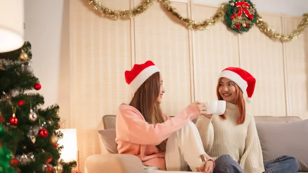 Koncepcja Bożego Narodzenia Dwie Kobiety Kapeluszu Mikołaja Pijąc Kawę Rozmawiając — Zdjęcie stockowe