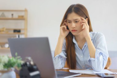 İç işleri konsepti, iş kadını stresi ve başlangıç pazarlama planını düşünürken baş ağrısı.