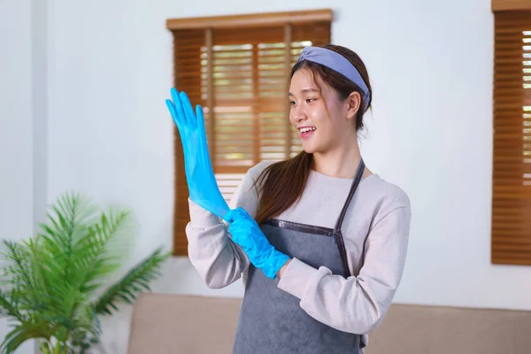 Koncepcja Prac Domowych Pokojówka Nosi Rękawiczki Fartuch Aby Przygotować Sprzątanie — Zdjęcie stockowe