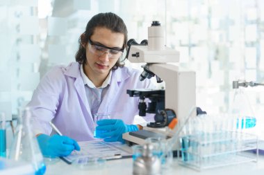 Laboratuvar araştırma konsepti, laboratuvarda çalışan ve belge üzerinde deney yapan bilim adamı..