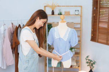 Çevrimiçi alışveriş kavramı, Asyalı kadınlar video klipte sunmak ve satmak için gömlek sandığını ölçer.