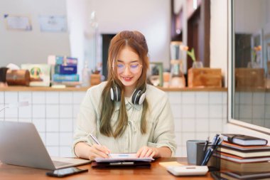 Uzaktan çalışma kavramı, kadın girişimci veri yazar ve iş belgesini birlikte çalışma alanında okur.