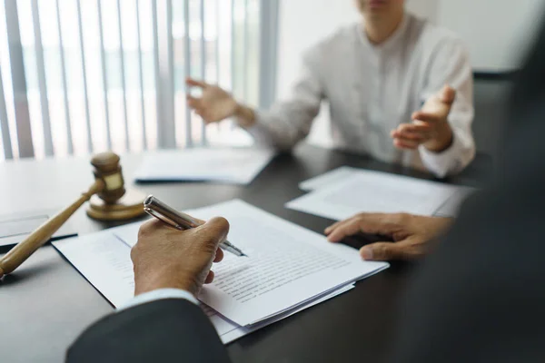 Concept Lawyer Counseling Businessman Consults Senior Lawyer Advice Business Contract — Fotografia de Stock