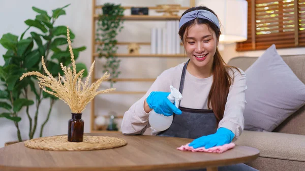Housework Concept Housemaid Using Cloth Spray Wipe Dust Table Living — Foto de Stock