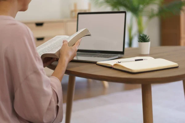 Empresária Lendo Livro Literatura Para Relaxar Depois Trabalhar Laptop Casa — Fotografia de Stock