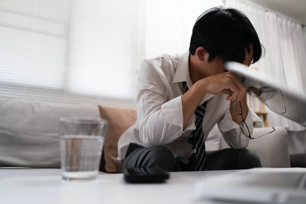 Empresário Tira Óculos Cobrir Rosto Com Mão Enquanto Exausto Estressado — Fotografia de Stock