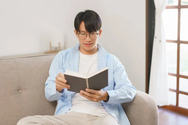 Gaya Hidup Bisnis Pengusaha Membaca Buku Sofa Untuk Bersantai Setelah — Stok Foto