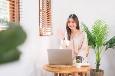 Rahatlama yaşam tarzı konsepti, genç Asyalı kadın arkadaşlarıyla selamlaşma jesti yapıyor..