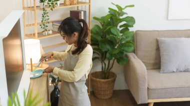 Temizlikçi süpürge ve faraş ile toz süpürme mobilya temizleme ve evde ev işi yaparken.