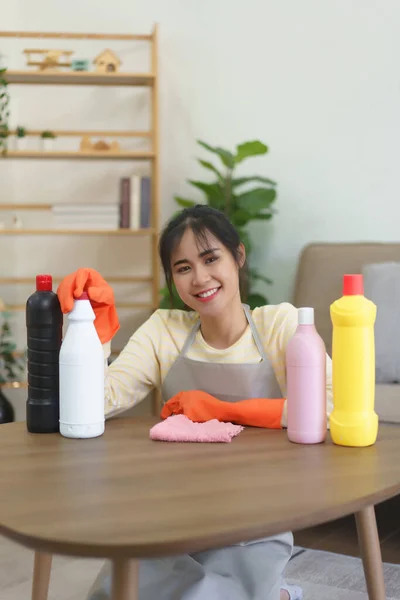 Dienstmädchen Mit Handschuhen Und Auf Dem Boden Sitzend Mit Putzflaschen — Stockfoto