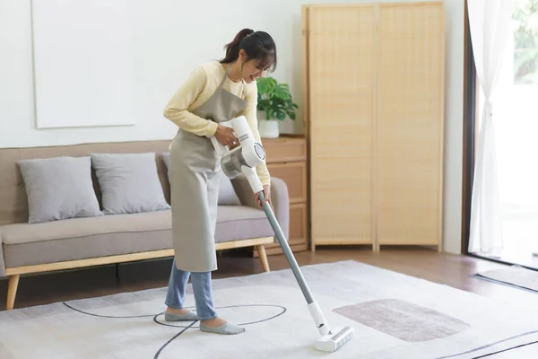 Mucama Usando Aspiradora Inalámbrica Para Aspirar Limpiar Polvo Alfombra Casa —  Fotos de Stock