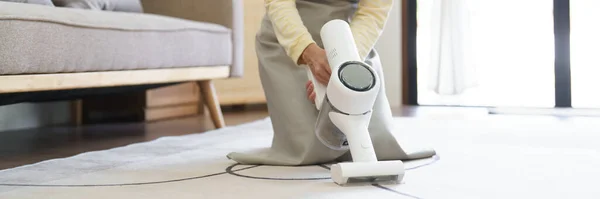 Maid Using Handheld Cordless Vacuum Cleaner Vacuuming Cleaning Dust Carpet — Stock Photo, Image