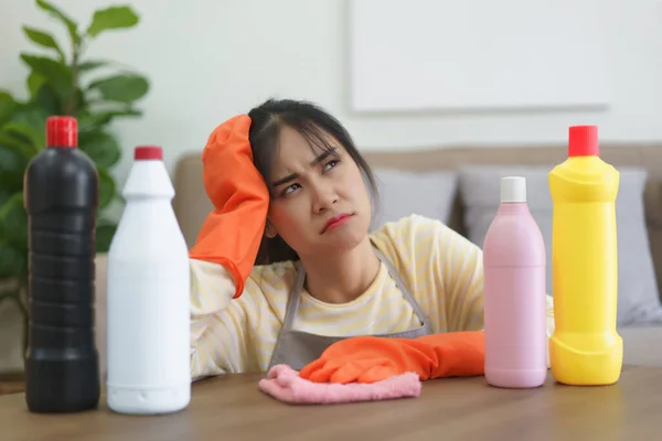 Dienstmädchen Erschöpft Und Gelangweilt Auf Dem Boden Sitzend Mit Reinigungsflaschen — Stockfoto