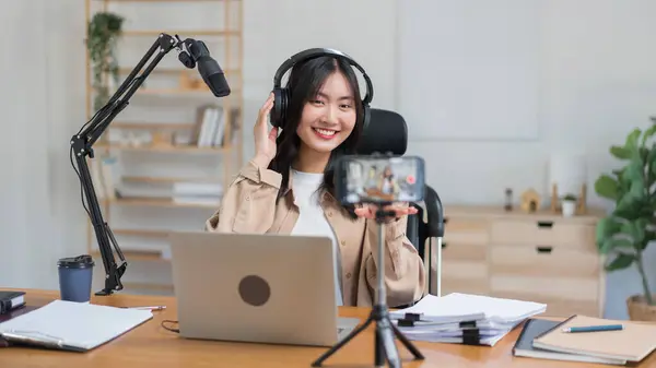 Podcaster Feminino Usar Microfone Para Falar Com Público Gravar Podcast — Fotografia de Stock