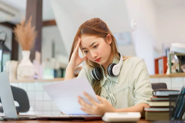 Business Concept Woman Entrepreneur Feel Confused While Reading Document Coworking — Photo