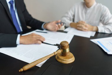 Avukat danışmanlığı kavramı, kıdemli avukat sözleşmenin yasallığı hakkında hukuki tavsiyelerde bulunur.