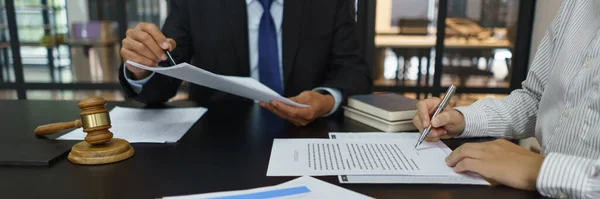 Concept Lawyer Counseling Businessman Signs Contract Senior Lawyer Explains Details — Stock Photo, Image