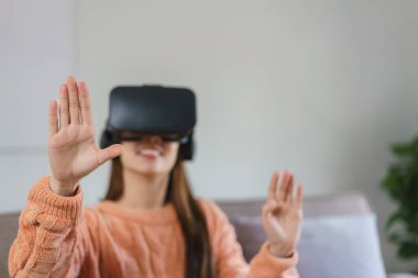 Kadınlar sanal gerçeklik gözlükleriyle deneyimin tadını çıkarırken evlerinde video oyunları izliyorlar..