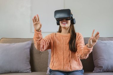 Kadınlar havaya dokunarak sanal gerçeklik gözlüğü ve video oyunları izlemenin tadını çıkarıyorlar..