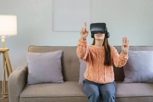Mujeres Disfrutando Experiencia Con Gafas Realidad Virtual Para Ver Videojuegos — Foto de Stock