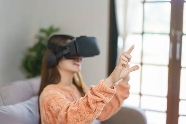 Mujeres Tocando Aire Para Disfrutar Experiencia Con Gafas Realidad Virtual — Foto de Stock