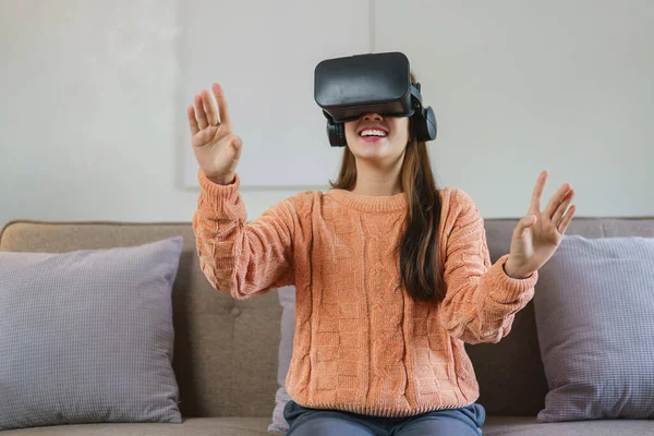 Mujeres Tocando Aire Para Disfrutar Experiencia Con Gafas Realidad Virtual — Foto de Stock