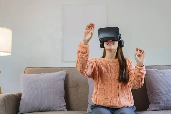 Mujeres Disfrutando Experiencia Con Gafas Realidad Virtual Para Ver Videojuegos — Foto de Stock