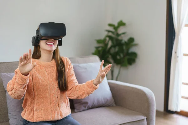 女性在空气中触摸 享受虚拟现实镜和视频游戏的体验 — 图库照片