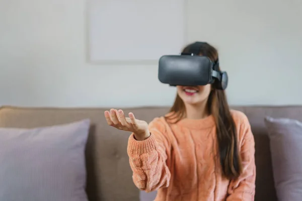 Mujeres Sosteniendo Algo Disfrutando Experiencia Con Gafas Realidad Virtual Para — Foto de Stock