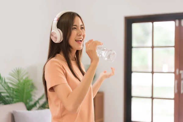 Concept Activity Home Young Woman Headphone Listen Music Hold Water — Fotografia de Stock
